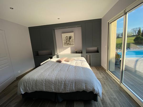 ARGENTON SUR CREUSE - Propriété de 385 m² h - piscine - Gîtes -terrain avec pièce d'eau.