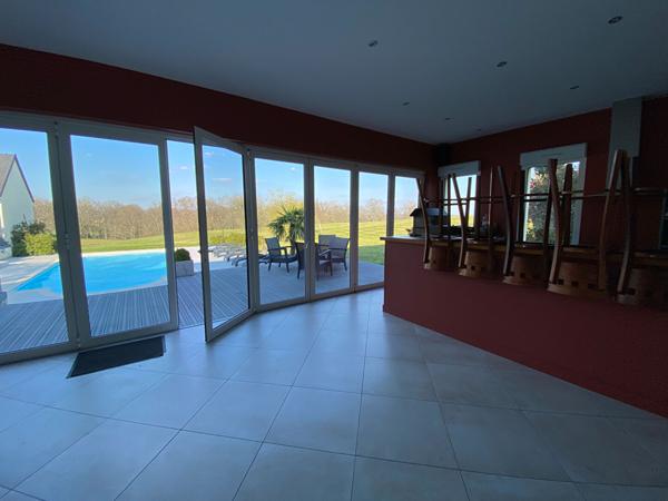 ARGENTON SUR CREUSE - Propriété de 385 m² h - piscine - Gîtes -terrain avec pièce d'eau.