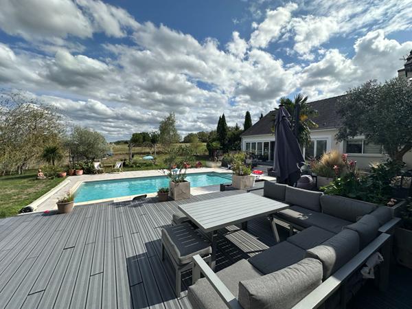 ARGENTON SUR CREUSE - Propriété de 385 m² h - piscine - Gîtes -terrain avec pièce d'eau.