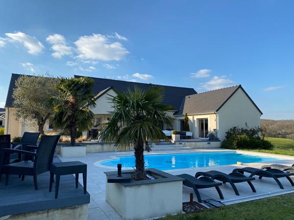 ARGENTON SUR CREUSE - Propriété de 385 m² h - piscine - Gîtes -terrain avec pièce d'eau.