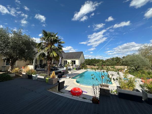 ARGENTON SUR CREUSE - Propriété de 385 m² h - piscine - Gîtes -terrain avec pièce d'eau.