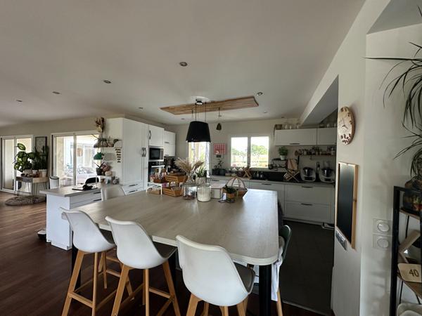 ARGENTON SUR CREUSE - Propriété de 385 m² h - piscine - Gîtes -terrain avec pièce d'eau.