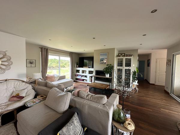 ARGENTON SUR CREUSE - Propriété de 385 m² h - piscine - Gîtes -terrain avec pièce d'eau.