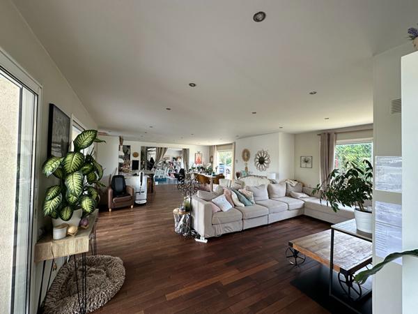 ARGENTON SUR CREUSE - Propriété de 385 m² h - piscine - Gîtes -terrain avec pièce d'eau.