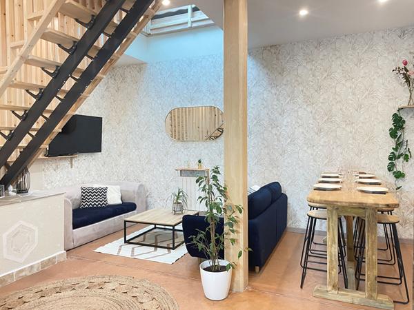 ARGENTON SUR CREUSE - Propriété de 385 m² h - piscine - Gîtes -terrain avec pièce d'eau.