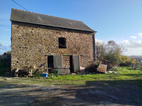 Bâtisse à rénover avec terrain d'environ 1300 m²  située aux portes de Vitré