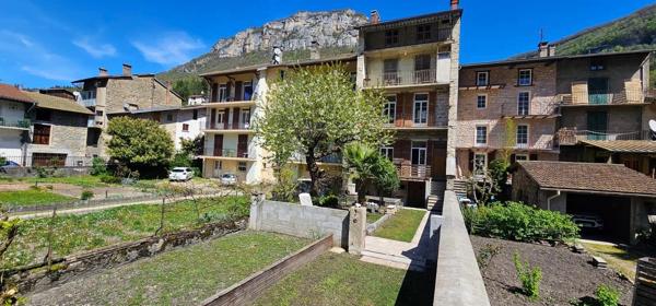 IMMEUBLE/MAISON en pierre 282 m2.