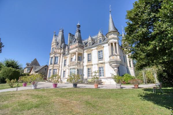 Château néo-renaissance 12 pièces, 6 chambres avec 3 gîtes indépendants - YDES (15)