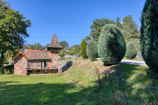 Château néo-renaissance 12 pièces, 6 chambres avec 3 gîtes indépendants - YDES (15)