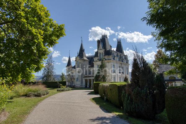 Château néo-renaissance 12 pièces, 6 chambres avec 3 gîtes indépendants - YDES (15)