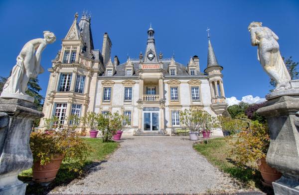 Château néo-renaissance 12 pièces, 6 chambres avec 3 gîtes indépendants - YDES (15)