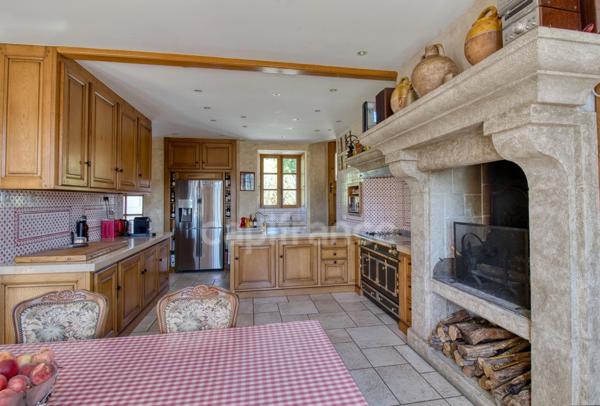 Château néo-renaissance 12 pièces, 6 chambres avec 3 gîtes indépendants - YDES (15)