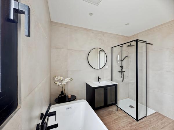 BRAIN SUR L'AUTHION : Magnifique maison contemporaine offrant 4 chambres, une vie de plain-pied, garage et jardin.