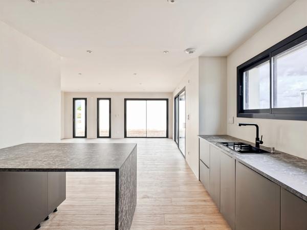 BRAIN SUR L'AUTHION : Magnifique maison contemporaine offrant 4 chambres, une vie de plain-pied, garage et jardin.