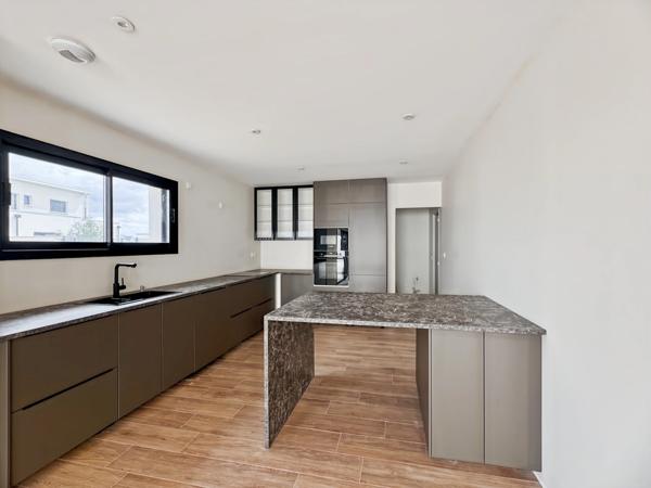 BRAIN SUR L'AUTHION : Magnifique maison contemporaine offrant 4 chambres, une vie de plain-pied, garage et jardin.