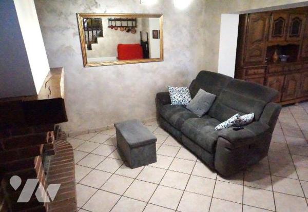 Dans charmant village, maison individuelle à conforter comprenant :
- au rez-de-chaussée : ent...