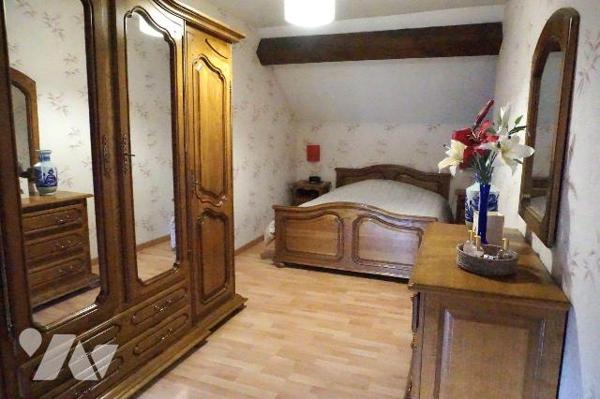 Dans charmant village, maison individuelle à conforter comprenant :
- au rez-de-chaussée : ent...
