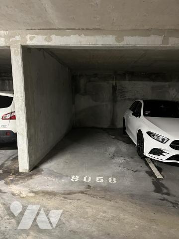 NANTES, Rue de la Bastille, Rue Brindeau, dans immeuble récent. Un Parking au 2ème Sous-sol. Libre
