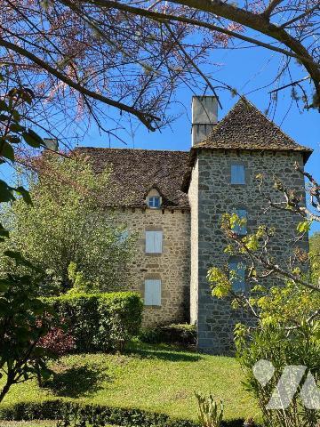 En plein c?ur du parc régional des Volcans, à 1h30 de route de CLERMONT-FERRAND, dans un villag...