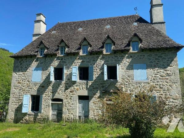 En plein c?ur du parc régional des Volcans, à 1h30 de route de CLERMONT-FERRAND, dans un villag...