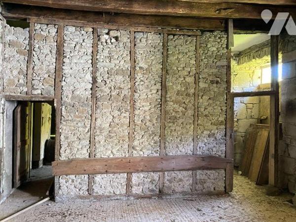 En plein c?ur du parc régional des Volcans, à 1h30 de route de CLERMONT-FERRAND, dans un villag...