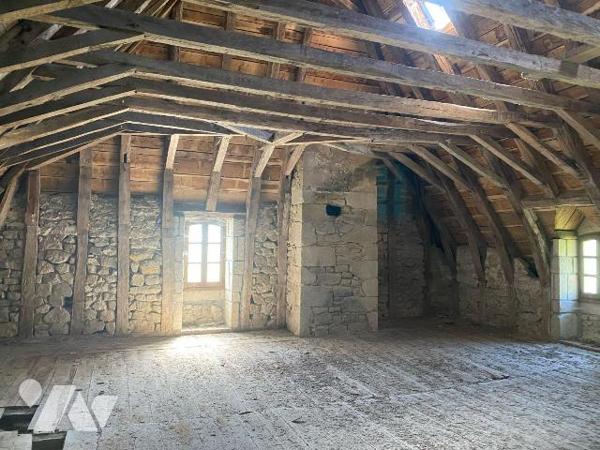 En plein c?ur du parc régional des Volcans, à 1h30 de route de CLERMONT-FERRAND, dans un villag...