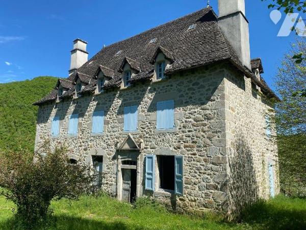 En plein c?ur du parc régional des Volcans, à 1h30 de route de CLERMONT-FERRAND, dans un villag...
