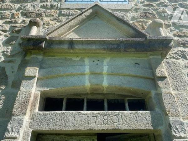 En plein c?ur du parc régional des Volcans, à 1h30 de route de CLERMONT-FERRAND, dans un villag...