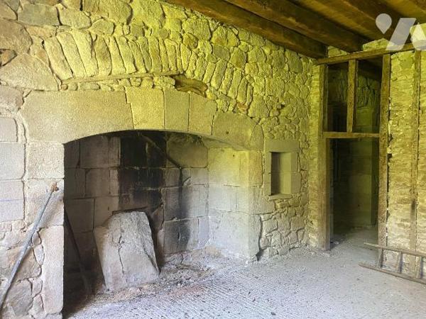 En plein c?ur du parc régional des Volcans, à 1h30 de route de CLERMONT-FERRAND, dans un villag...