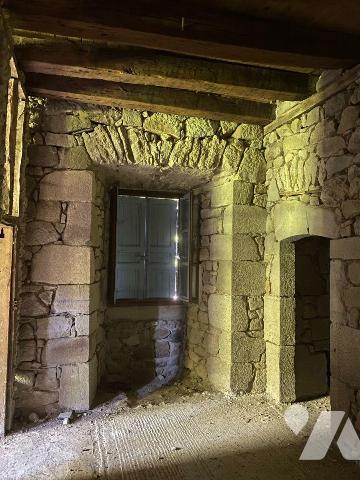 En plein c?ur du parc régional des Volcans, à 1h30 de route de CLERMONT-FERRAND, dans un villag...