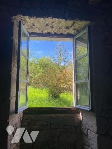 En plein c?ur du parc régional des Volcans, à 1h30 de route de CLERMONT-FERRAND, dans un villag...