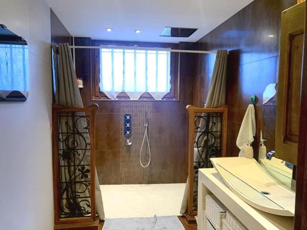 En Exclusivité Maison située à Riorges 7 pièces 187 m2, terrain 4500 m2