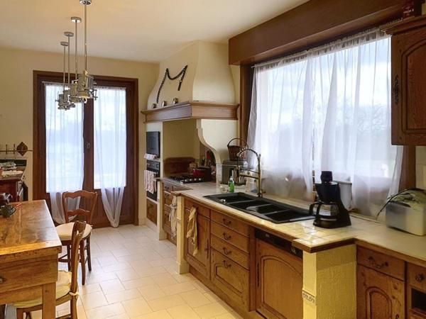 En Exclusivité Maison située à Riorges 7 pièces 187 m2, terrain 4500 m2