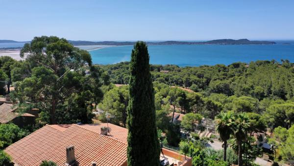 Hyères (83400) Villa vue mer avec piscine au Mont des Oiseaux