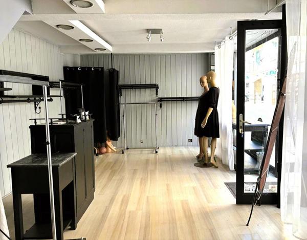 MONTBRISON 42600 emplacement idéal centre ville. Immeuble élevé sur caves.  114 m2