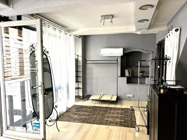 MONTBRISON 42600 emplacement idéal centre ville. Immeuble élevé sur caves.  114 m2