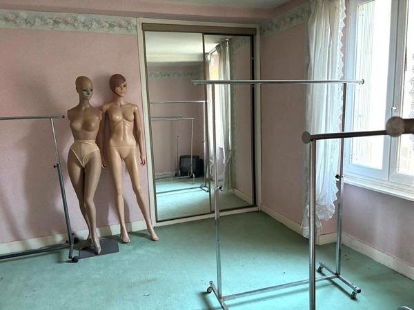 MONTBRISON 42600 emplacement idéal centre ville. Immeuble élevé sur caves.  114 m2