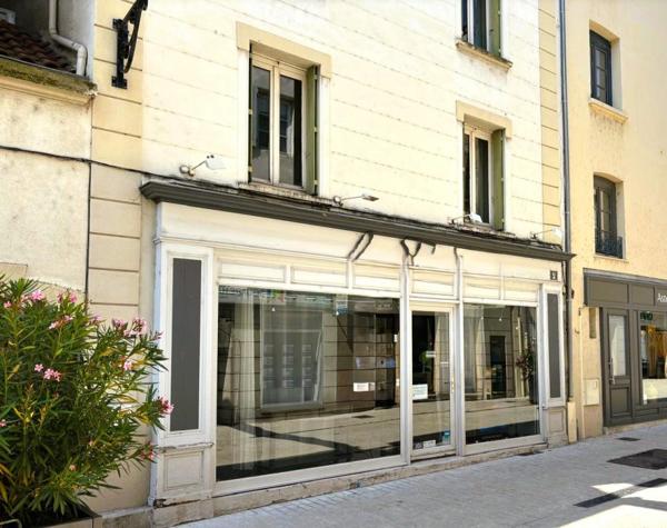 MONTBRISON 42600 emplacement idéal centre ville. Immeuble élevé sur caves.  114 m2