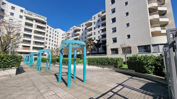 Lyon 6? – Appartement atypique 70m2 lumineux avec garage et vue sur jardin – Bellecombe/ Brotteaux