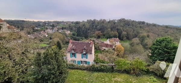 Maison ancienne de bourg avec vue imprenable sur la vallée
3 chbs, gd salon, cave, atelier, jardin