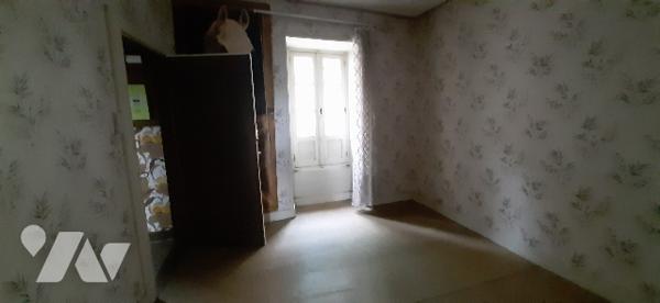 Maison ancienne de bourg avec vue imprenable sur la vallée
3 chbs, gd salon, cave, atelier, jardin