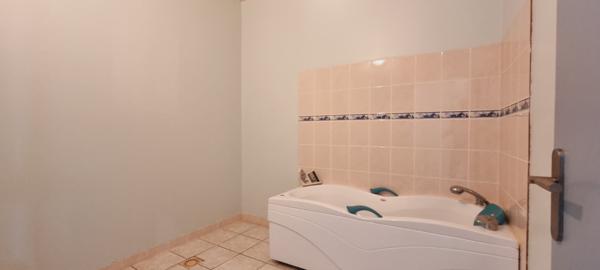 Ensemble de 3 Locaux Commerciaux à Confolens 383 m² avec Parking