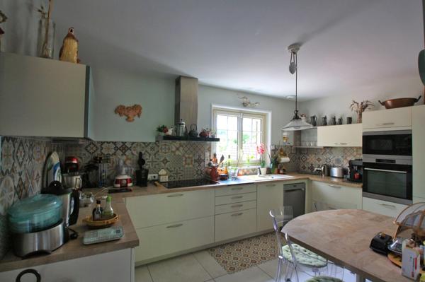 RARE à la vente : maison rénovée de 6 chambres en classe énergétique B, à proximité directe du centre et au calme.