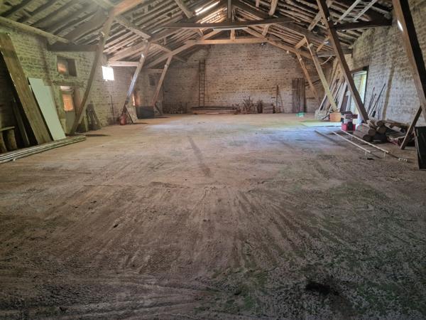 Ancien PRESBYTÈRE à vendre 5 pièces (SH. 251 m2) proche CONTREXEVILLE (88) avec dépendances sur TERRAIN de 1102 m2