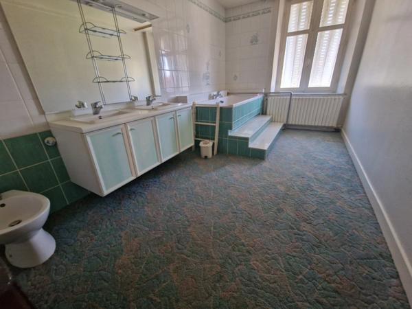 Ancien PRESBYTÈRE à vendre 5 pièces (SH. 251 m2) proche CONTREXEVILLE (88) avec dépendances sur TERRAIN de 1102 m2