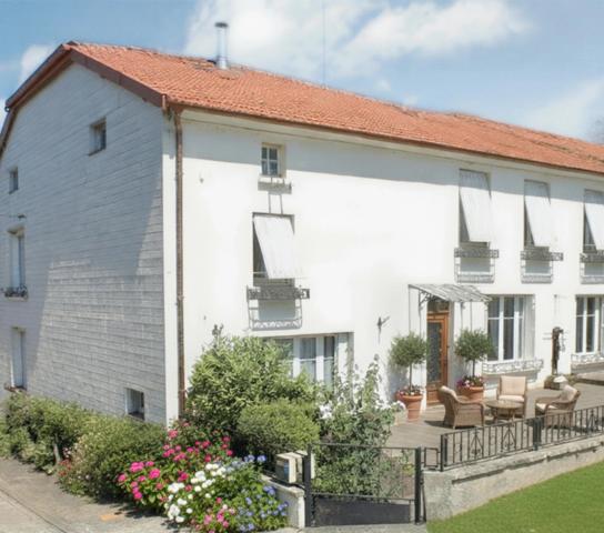Ancien PRESBYTÈRE à vendre 5 pièces (SH. 251 m2) proche CONTREXEVILLE (88) avec dépendances sur TERRAIN de 1102 m2