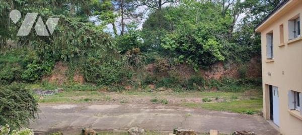  Proche bourg et commodités, et à 10mns de REDON, pavillon néo breton, indépendant sur sous sol...