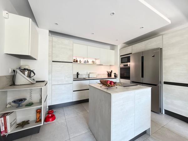 À Vendre – VILLENEUVE LOUBET (06) Appartement 3 Pièces en Rez-de-Jardin dans une Résidence de Standing (Livrée en 2024)