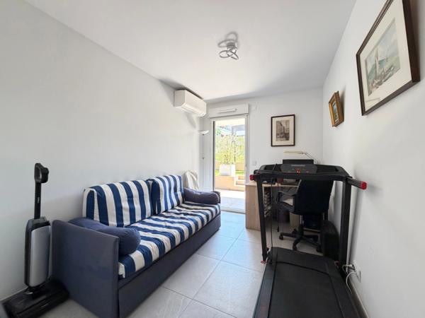 À Vendre – VILLENEUVE LOUBET (06) Appartement 3 Pièces en Rez-de-Jardin dans une Résidence de Standing (Livrée en 2024)