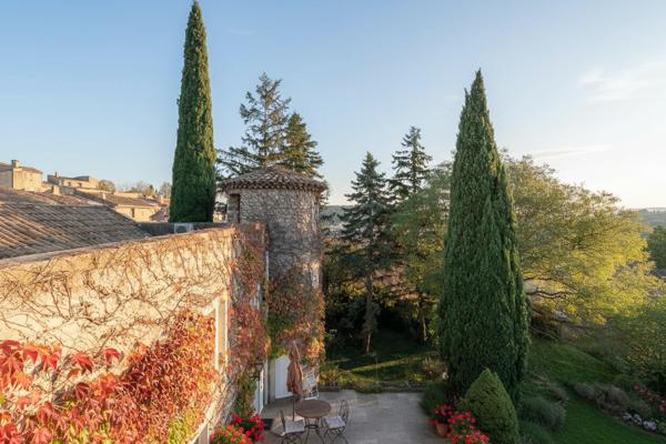 Visan (84820) Demeure exceptionnelle au coeur d'un village pittoresque du Vaucluse